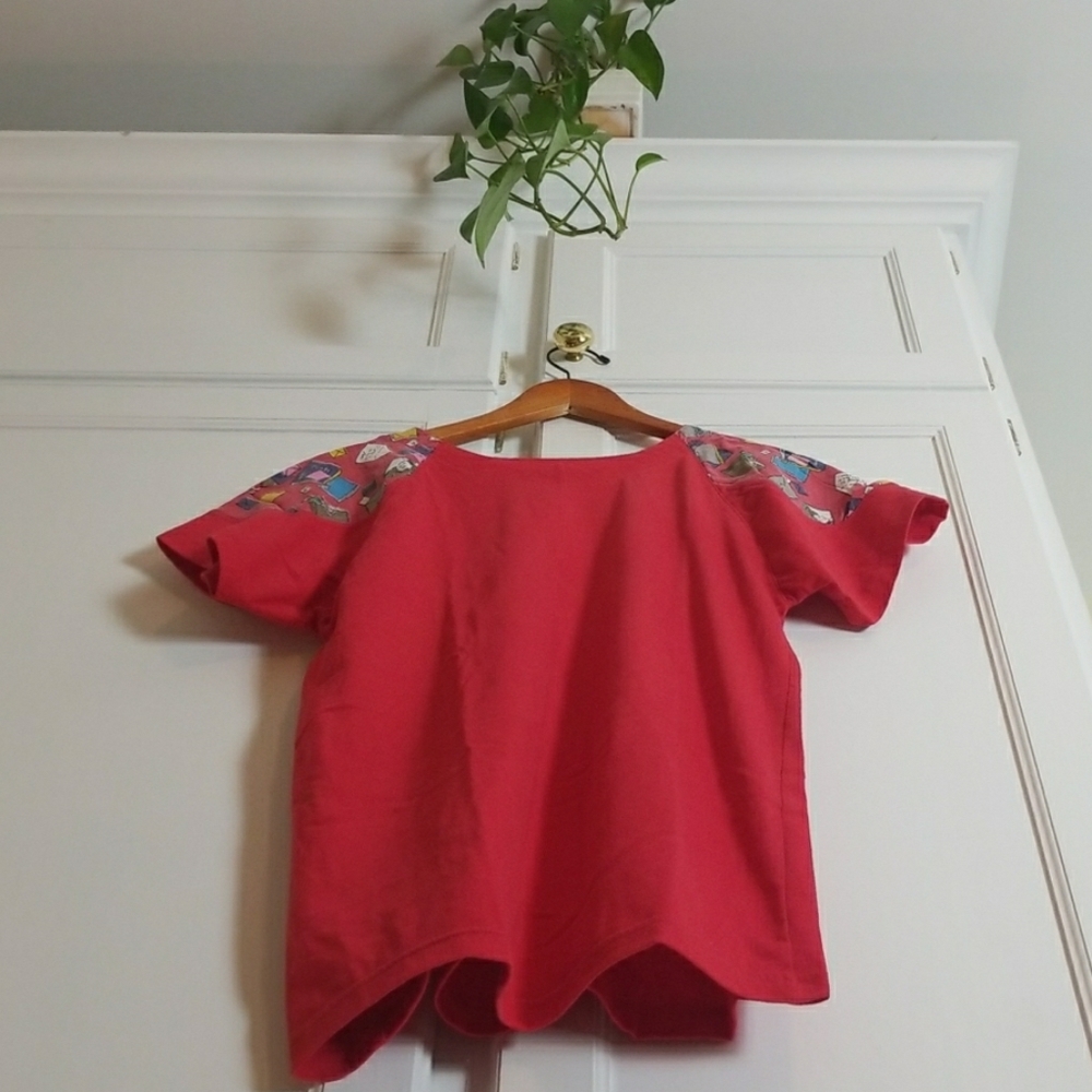 Cute vintage t from Korea. Good condition.